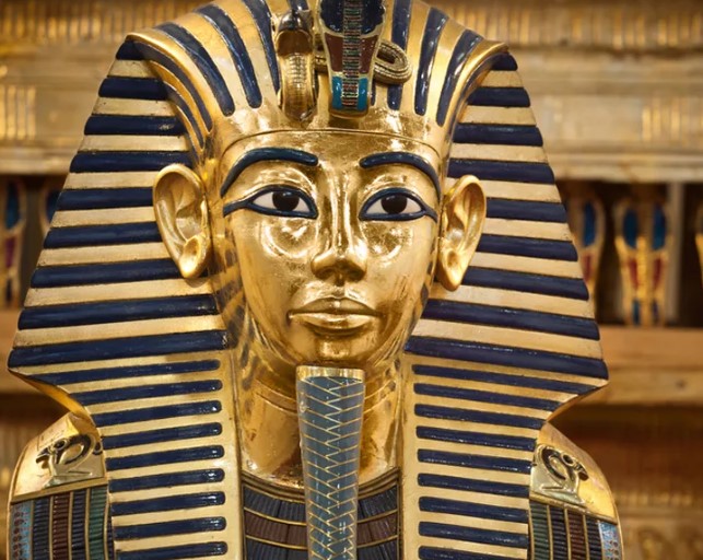 Египетский фараон II династии Раннего царства, который заменил в своей титулатуре имя бога неба, царственности и солнца Хора именем его врага, бог ярости, хаоса, войны и смерти Сета.