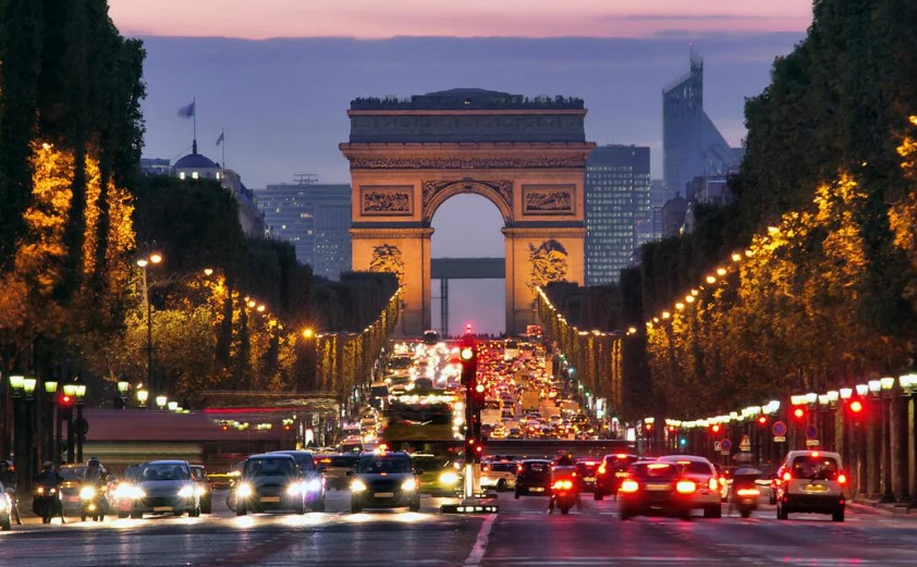 Каким производителем автомобилей является эта компания?