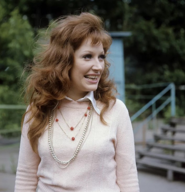 На каком языке или языках Алла Пугачёва исполняла песни?