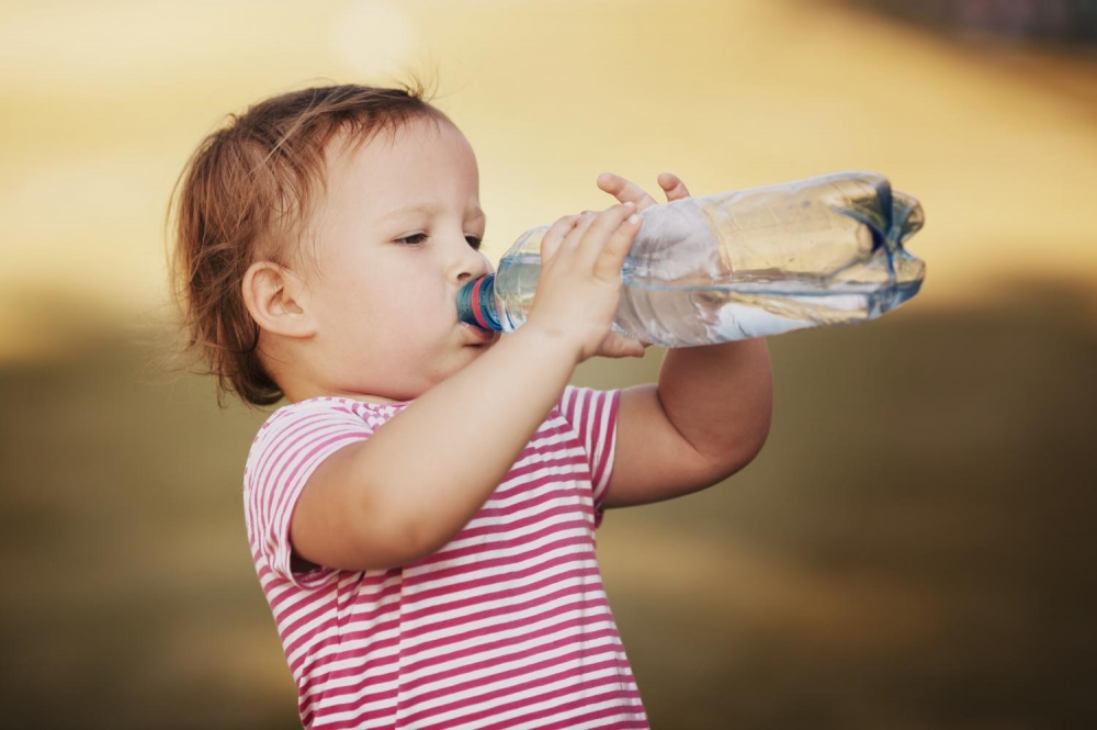 На упаковке минеральной воды использовано изображение несовершеннолетнего (ребенок примерно лет 6-7). Законно ли это?