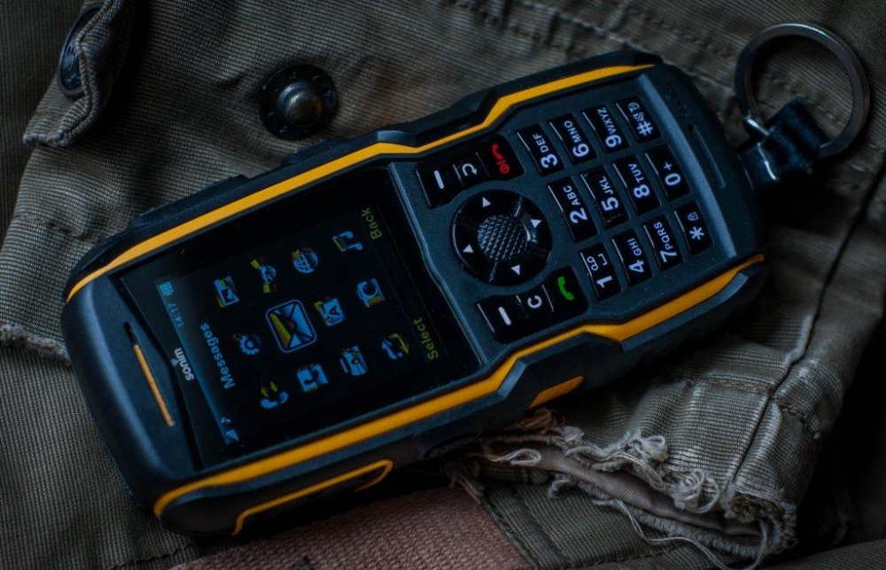 Телефон Sonim XP3300 Force считают самым бронированным. Он занесен в книгу рекордов Гиннеса, так как пережил падение с очень большой высоты. С какой?