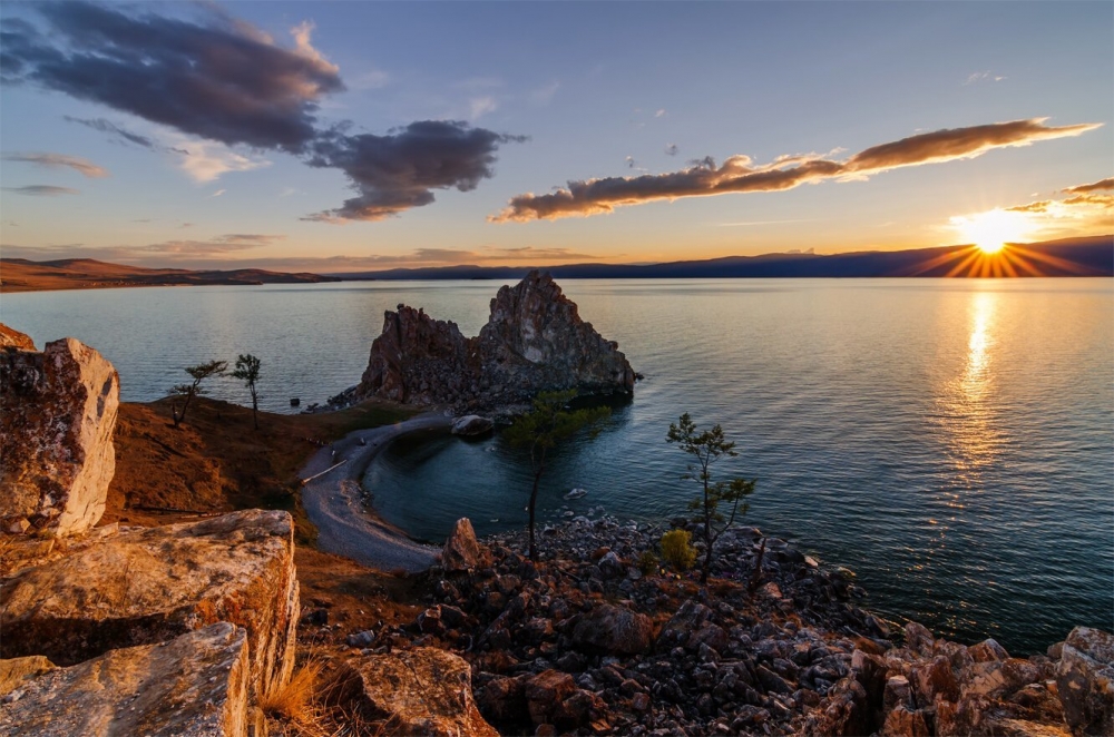 Какое место среди озёр мира по площади занимает озеро Байкал?