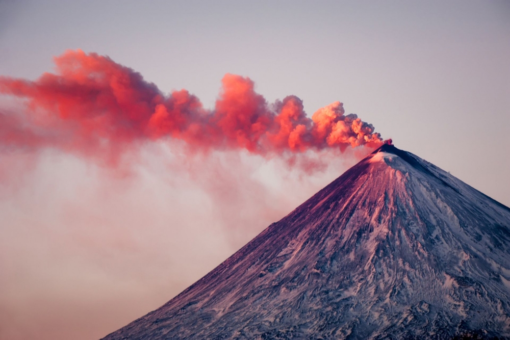 Этот действующий вулкан расположен на территории Курильского заповедника на острове Кунашир Большой Курильской гряды.