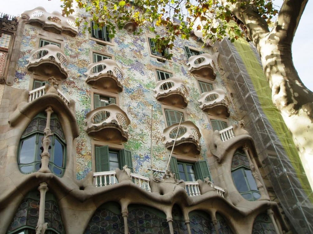 Испанский архитектор, один из ярчайших представителей стиля модерн в архитектуре. Одно из его величайших творений — Саграда Фамилия в Барселоне. 