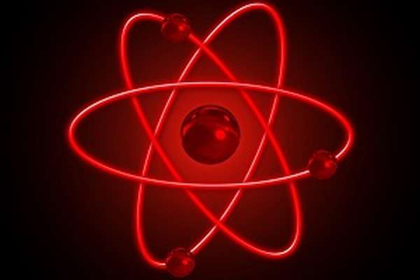 Кто открыл существование электрона и определил его основные характеристики?