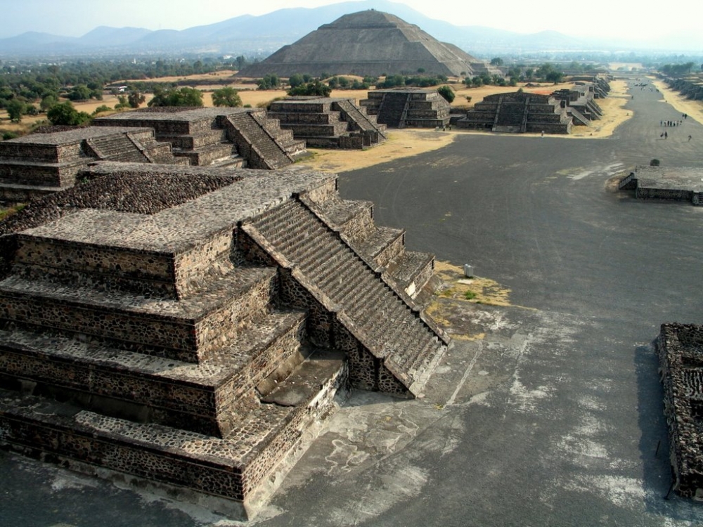  По чьей вине по мнению древних ацтеков происходили землетрясения?