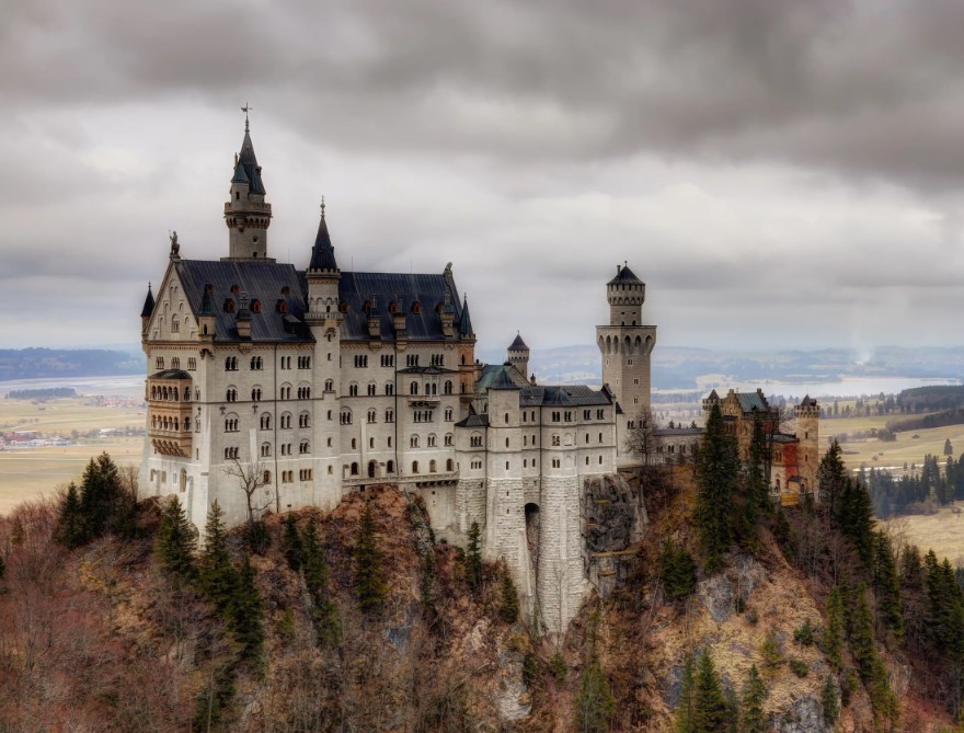 Название какого замка в Германии переводится как «Новый лебединый камень (утёс)»?