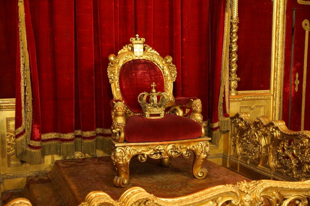 Кому хотел передать царский трон последний российский император?