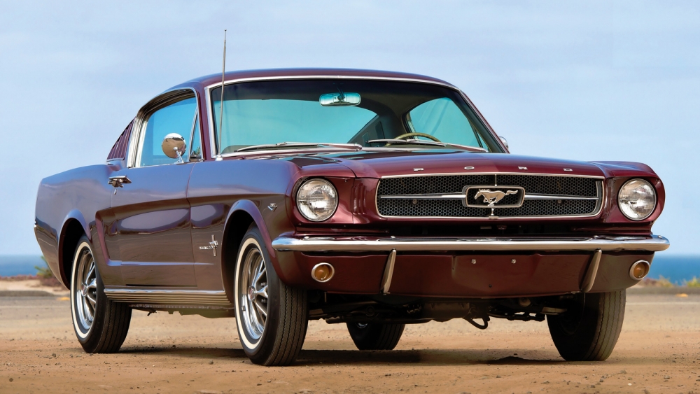 В каком году сошёл с конвейера первый серийный Ford Mustang?