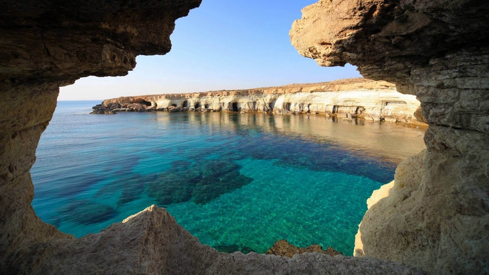 К какой части света географически относится остров Кипр?