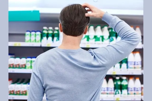 Один литр молока первой марки стоит 50 рублей. Другое молоко продается за 43 рубля, но и в пакете здесь всего 900 мл. Какой вариант выгоднее приобрести?