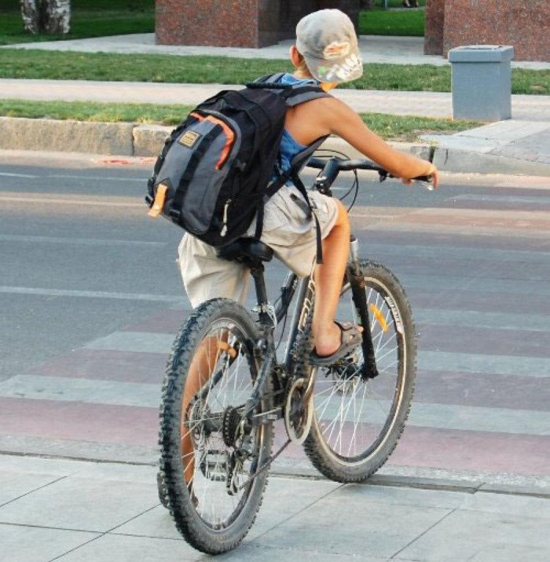 Как правильно переходить с велосипедом по пешеходному переходу?