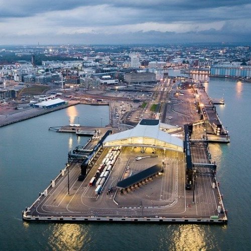 В русском языке до 1926 года официально использовалось шведское название столицы этого государства — Гельсингфорс.