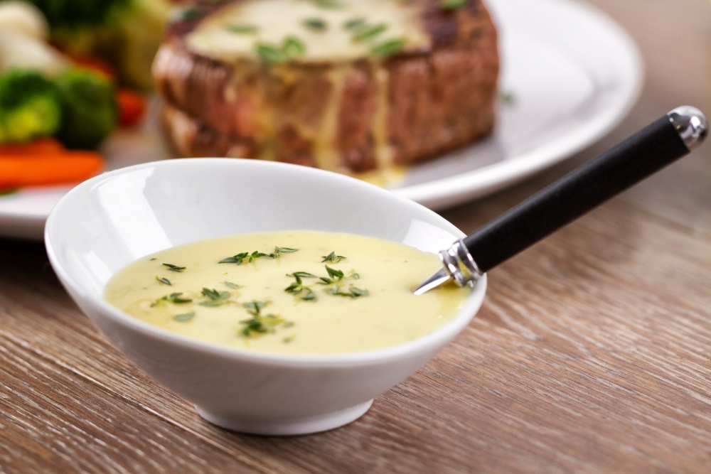 Какой знаменитый французский соус был создан основателем высокой кухни в Версале поваром Франсуа де Ла Варенном, и назван именем гофмейстера при дворе Людовика XIV?