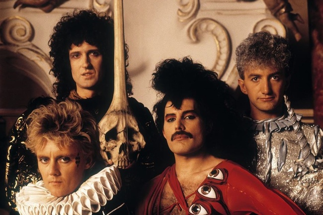 Как называется альбом Queen, состоящий из саундтреков?
