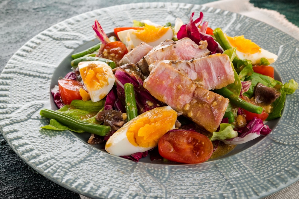 Знаменитый салат французского города Ниццы — это...