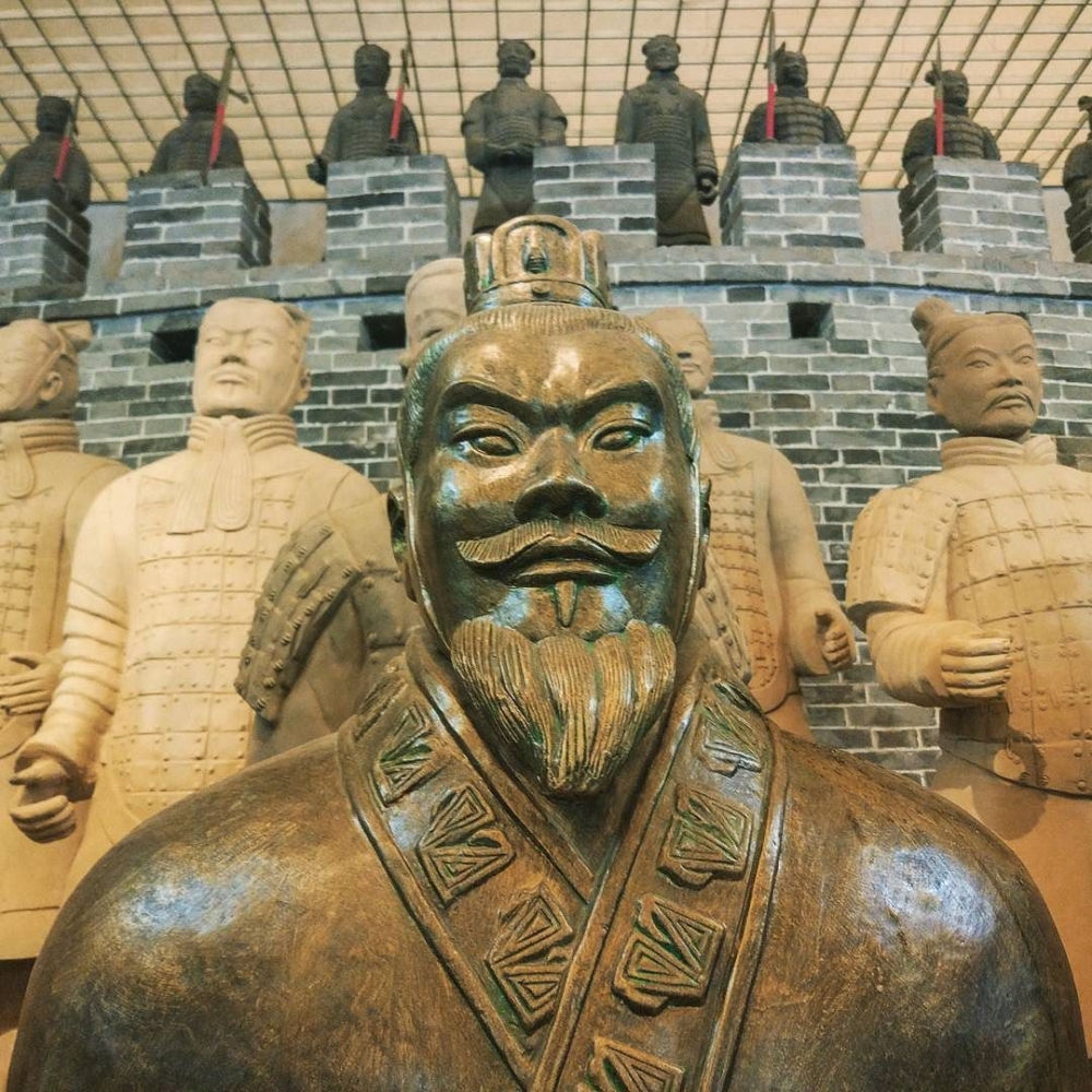 Из какого материала сделана знаменитая Терракотовая армия китайского императора Цинь Шихуанди?
