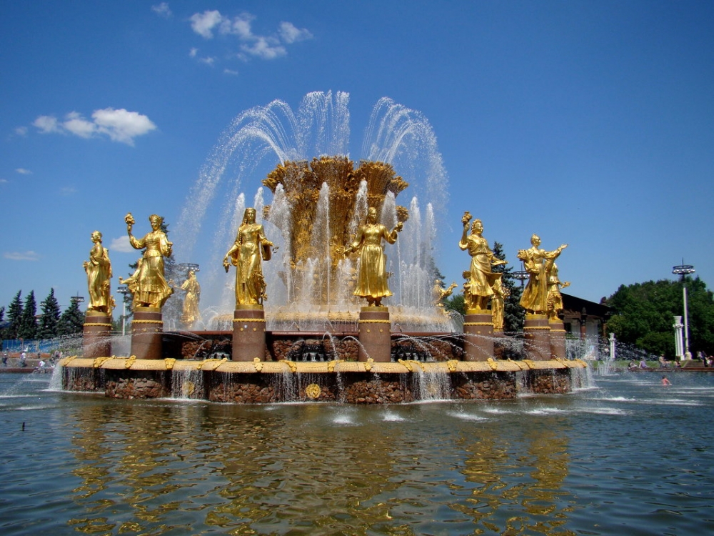 16 фигур фонтана «Дружба народов» в Москве символизируют 16 Союзных республик. Одна из них была упразднена в 1956 году. Какая?