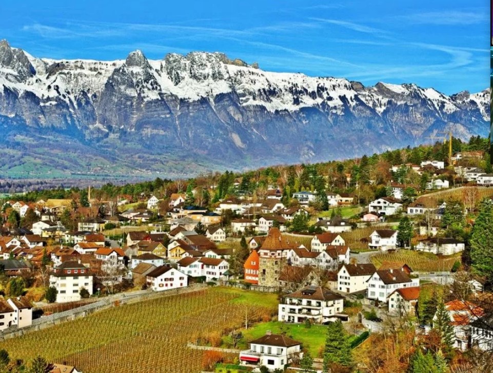 Сколько коммун входит в состав Лихтенштейна?