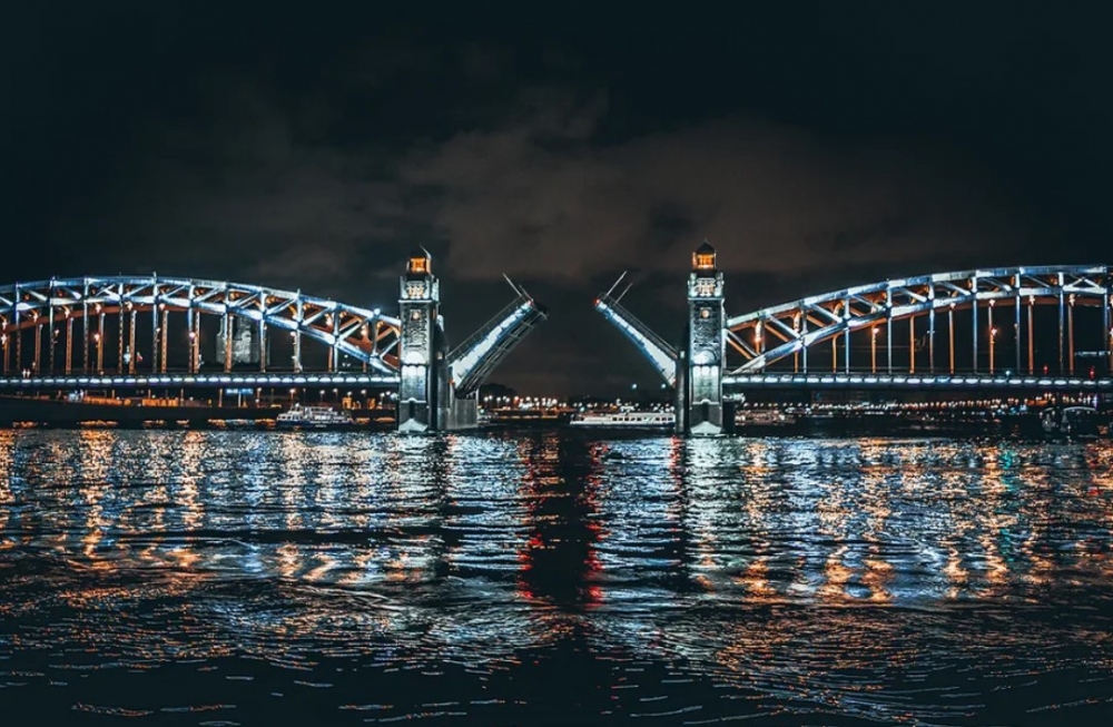 Через что перекинут Сенной мост?