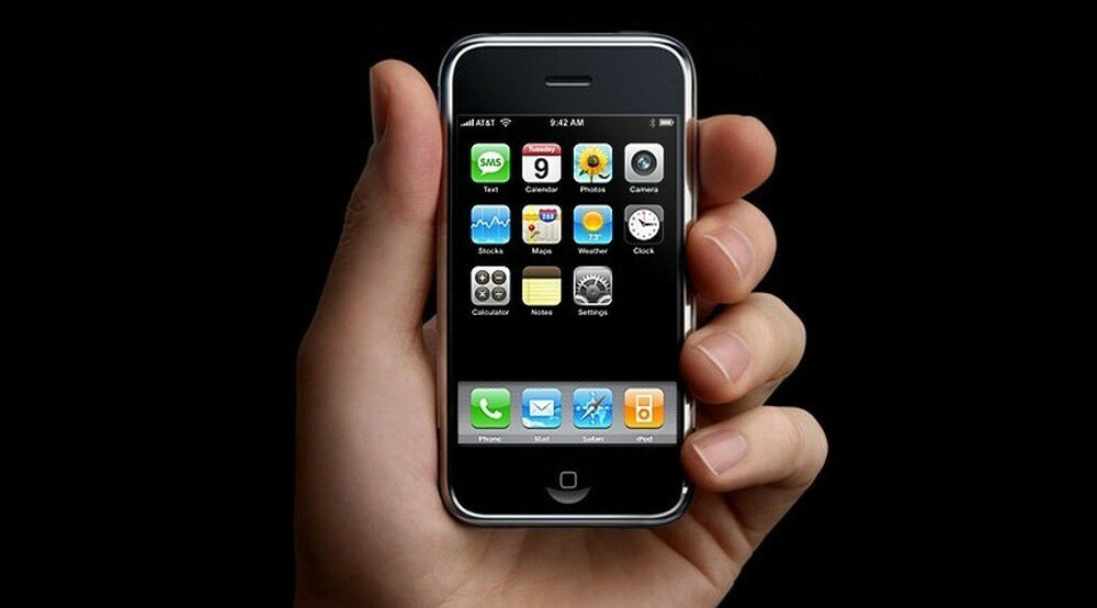 В каком году вышел iPhone первого поколения?