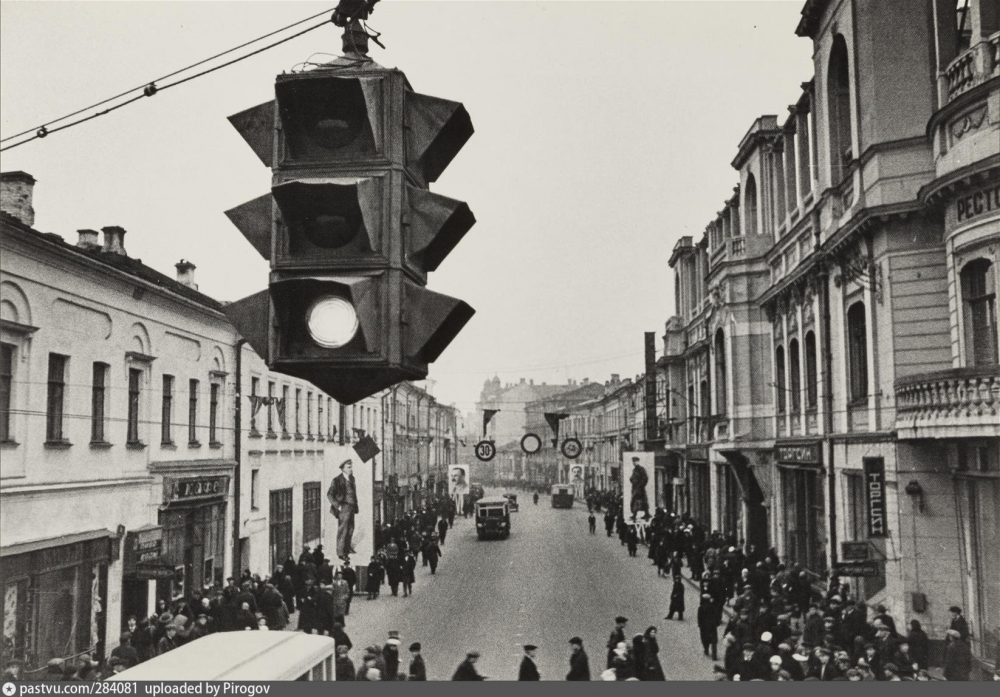 В каком городе и в каком году появился первый светофор?