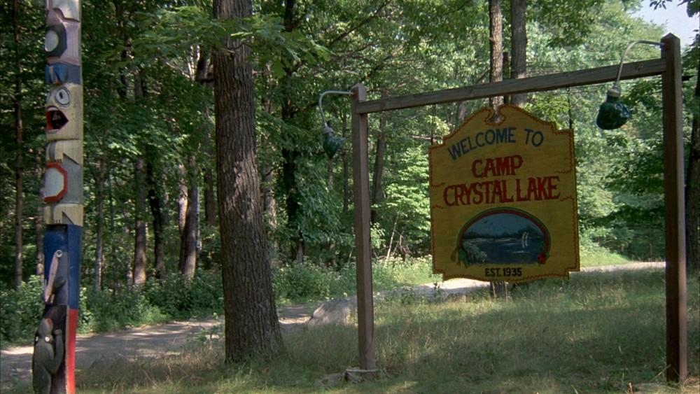 Где расположен лагерь Кристальное озеро в серии фильмов Пятница, 13-е?