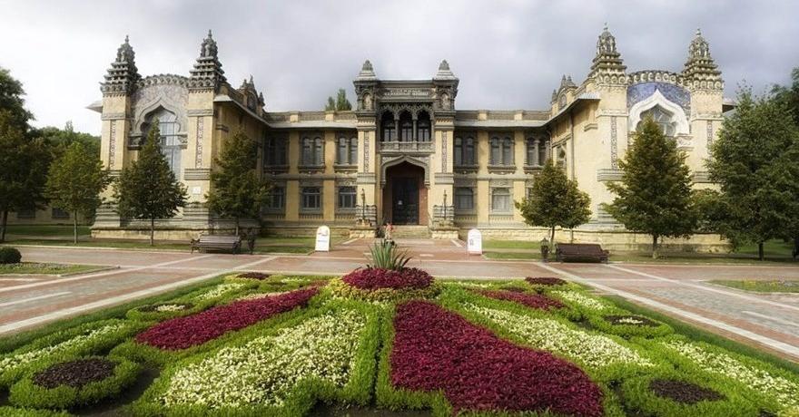 В стороне от моря, у подножия Эльбруса размещается город-курорт. Он расположен на высоте 820 м над уровнем моря и защищен от ветра невысокими склонами гор. Известен он минеральными источниками «Нарзана». Какой это город?