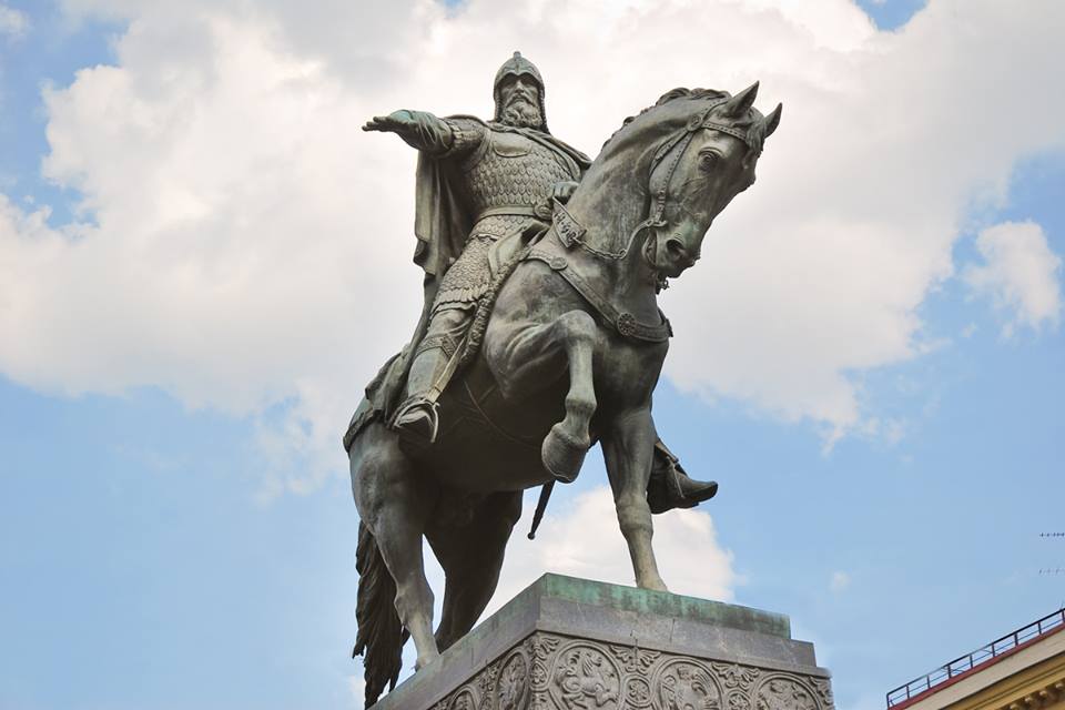 Кому был установлен первый памятник в Москве?