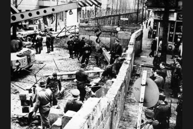 Какое историческое событие запечатлено на этой фотографии?