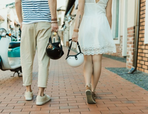 Пара идет по улице. С какой стороны должен идти мужчина?