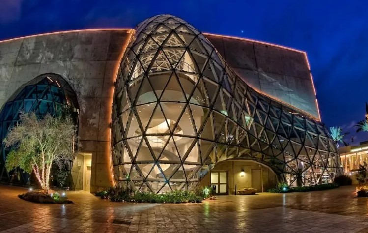 В каком городе Испании расположен Театр-музей Дали?