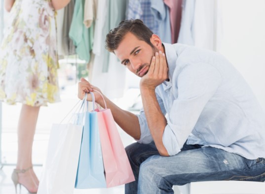 Должен ли мужчина носить женскую сумку?