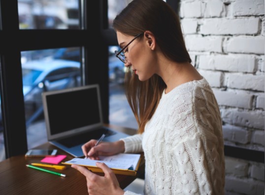 Какая из перечисленных частиц – усилительная?