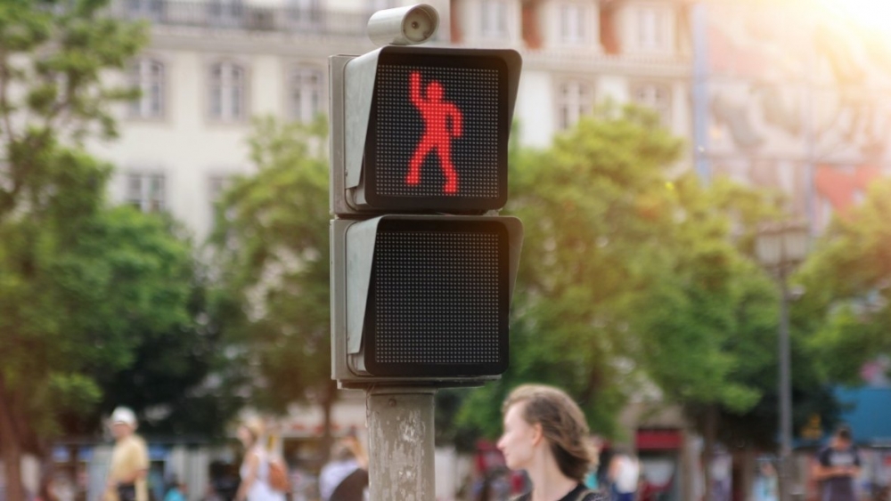 Можно ли переходить улицу на красный цвет светофора: