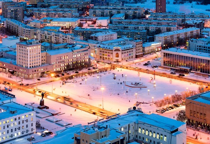 Какое смещение относительно московского времени имеет часовой пояс Якутска?