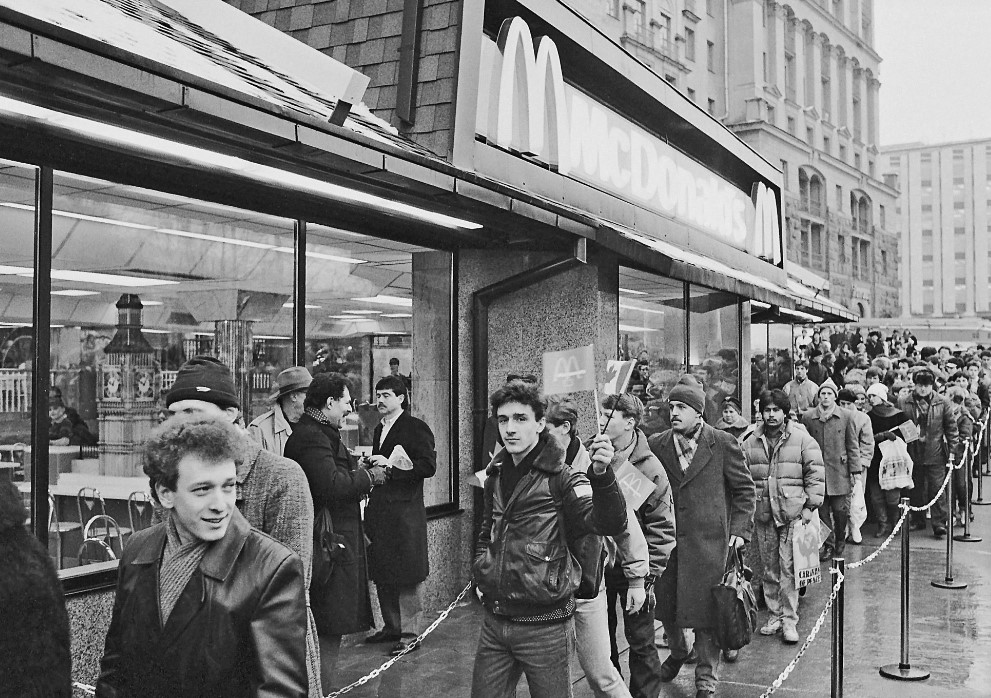 В день открытия в Москве 700-местного ресторана McDonalds на Пушкинской площади к 5 утра перед ним стояла очередь в 1000 человек. Так ли это?