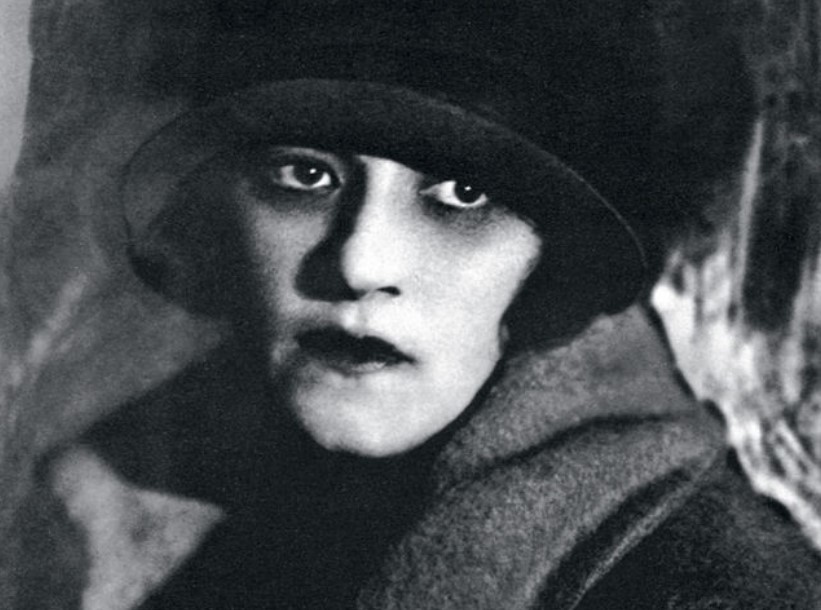 В 1917 году Фаина наконец-то нашла себе работу в качестве актрисы, правда, не в Москве, а в Ростов. 
