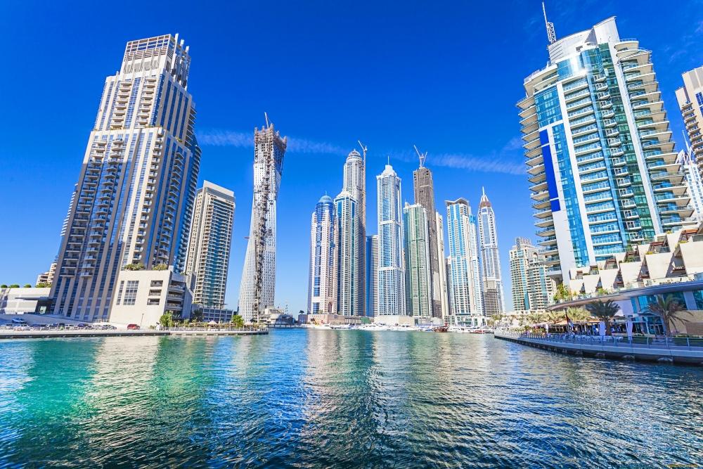 Как называется отель в Дубае, построенный в виде паруса арабского судна доу?