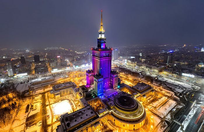 В центре столицы Польши Варшаве существует самый узкий во всем мире
