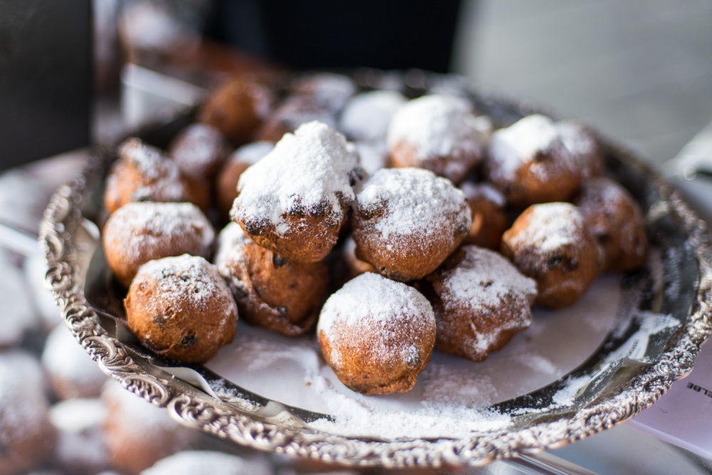 Как называются традиционные бельгийские и голландские пончики, которые готовят во фритюре? Их подают на новогодний стол.