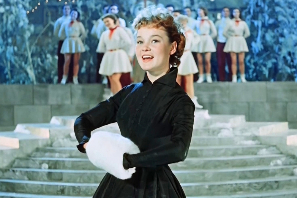 Как называется очень популярный советский комедийный музыкальный фильм про Новый год Эльдара Рязанова, в котором главную роль сыграла Людмила Гурченко?