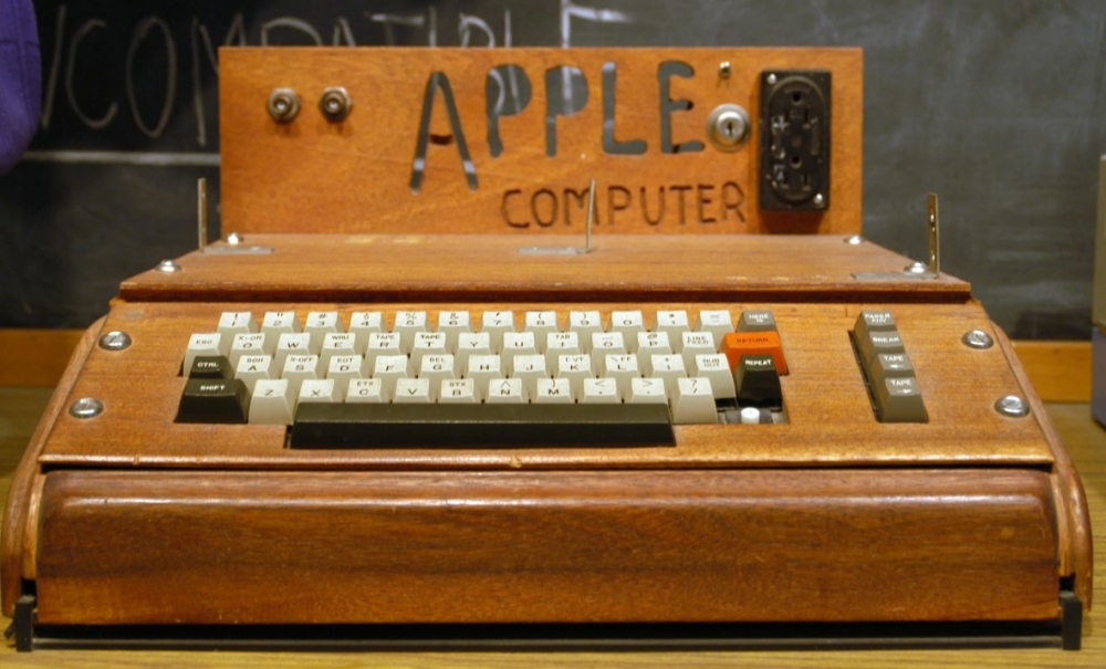 Когда вышел «Apple I», первый компьютер компании?