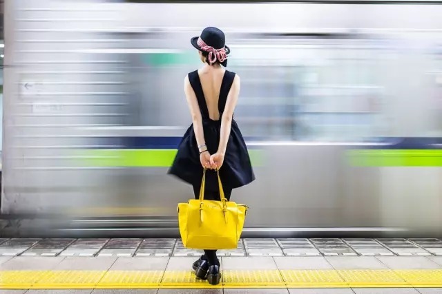 Почему пришедший на вокзал человек никуда не поехал?