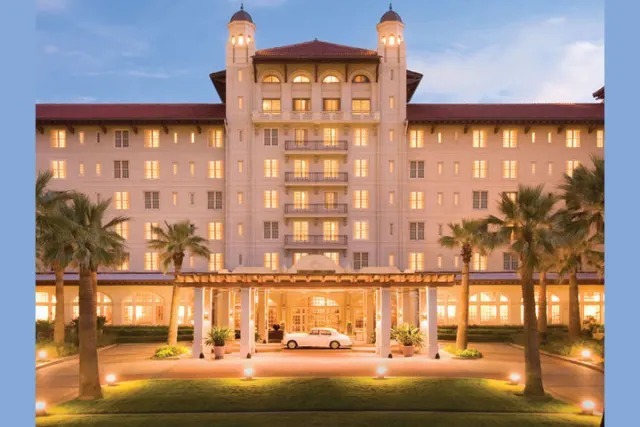 В одном агентстве стоимость предложения – 3 тыс. рублей в сутки, причем при бронировании на неделю действует скидка 10%. Во втором агентстве проходит акция Седьмой день в подарок. Куда обратитесь, если нужна как раз неделя?