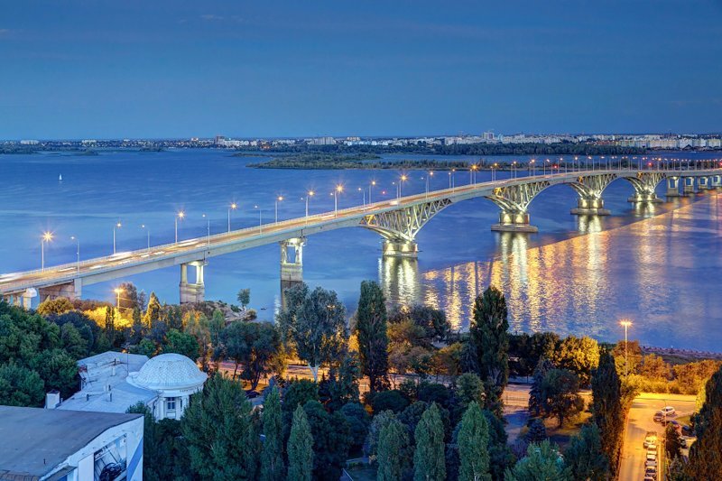 по указу царя Алексея Михайловича был перенесен на правый берег. На его гербе, на голубом поле три стерляди, означающие «великое сей страны изобилие таковыми рыбами». Это город