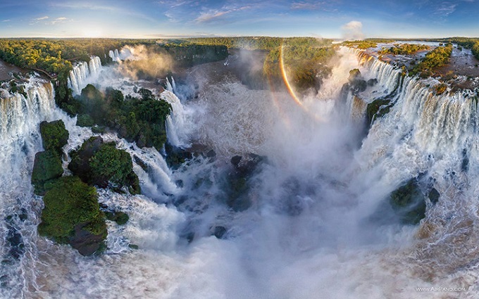 Комплекс из 275 водопадов расположенный на границе Бразилии (штат Парана) и Аргентины (провинция Мисьонес)