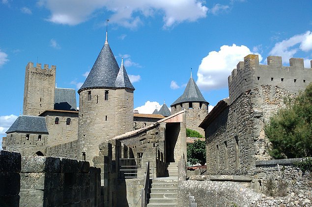 Что из перечисленного является городом-крепостью во Франции?