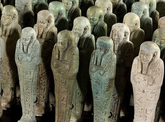 Как называются небольшие фигурки, похожие на мумии, которые должны были работать на умершего в его загробной жизни?