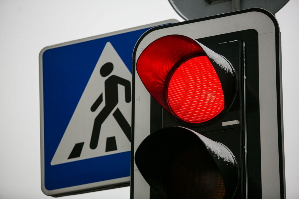 Красный сигнал светофора запрещает проезд: